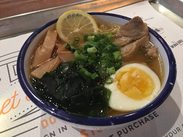 ワイキキ無料ヨガ&The streetにて塩ラーメンランチ